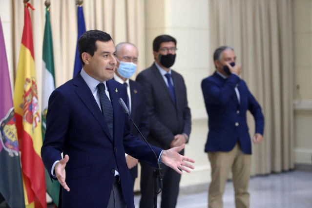El presidente de la Junta de Andalucía, Juanma Moreno, en el Ayuntamiento de Málaga