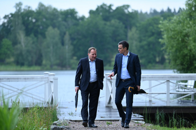 El presidente del Gobierno, Pedro Sánchez (i), junto con el primer ministro sueco, Stefan Löfven (d), junto a un embarcadero durante un paseo por la residencia vacacional de Harpsund, Suecia este miércoles