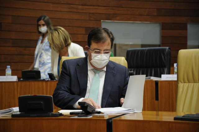 Vara, en su escaño, durante la intervención de los grupos en el debate sobre el estado de la región.