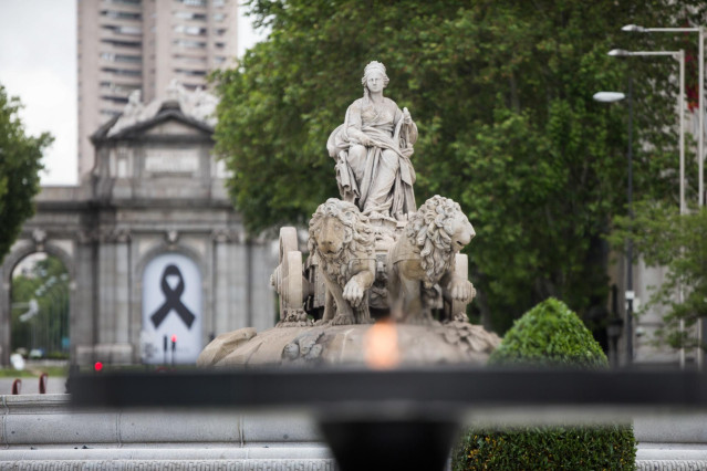 Pebetero instalado en la calle Alcalá, frente al Palacio de Cibeles, en Madrid (España), a 15 de mayo de 2020.