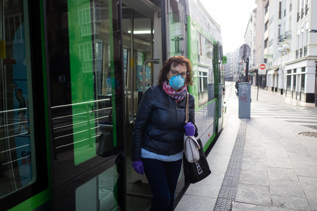 Una mujer protegida con mascarilla sale de un tranvía de Vitoria-Gasteiz