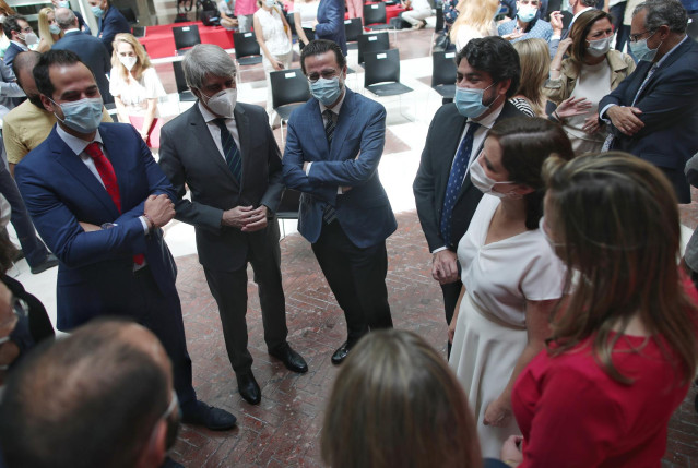 (I-D) El vicepresidente de la Comunidad de Madrid, consejero de Deportes, Transparencia y portavoz, Ignacio Aguado; el consejero de Transportes, Movilidad e Infraestructuras, Ángel Garrido; el consejero de Hacienda y Función Pública, Javier Fernández-Lasq