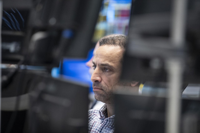12 March 2020, Hessen, Frankfurt_Main: A stock trader looks at monitors in the trading room of the Frankfurt Stock Exchange. Germany's DAX index of 30 blue-chip companies has dropped below 10,000 points for the first time since mid-2016. Photo: Boris Roes