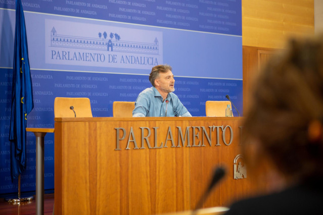El portavoz parlamentario del PSOE-A, José Fiscal, en rueda de prensa.