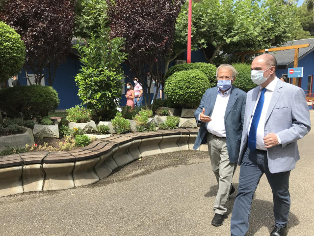 El presidente del Gobierno de Aragón, Javier Lambán, en su visita al Parque de Atracciones con su propietario, Jesús Morte.