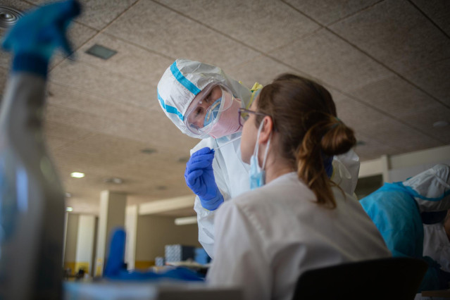 Un voluntario de la ONG Proactiva Open Arms realiza un test rápido de Covid-19 haciendo un frotis de nariz a una trabajadora sanitaria, en Sant Pere de Ribes/Barcelona/Catalunya (España) a 30 de abril de 2020.