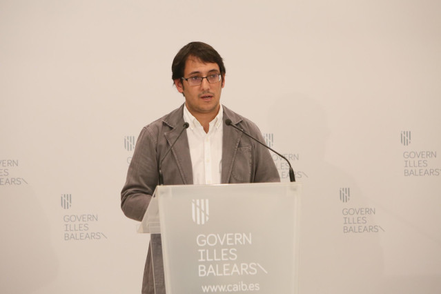 El conseller de Modelo Económico, Turismo y Trabajo, Iago Negueruela, en rueda de prensa