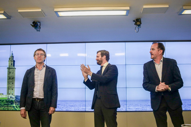 El presidente del PP, Pablo Casado (2i) aplaude al  presidente de la Xunta, Alberto Núñez Feijóo (1i), en presencia del candidato a lehendakari en las elecciones en el País Vasco, Carlos Iturgaiz (1d), durante la reunión del Comité Ejecutivo Nacional