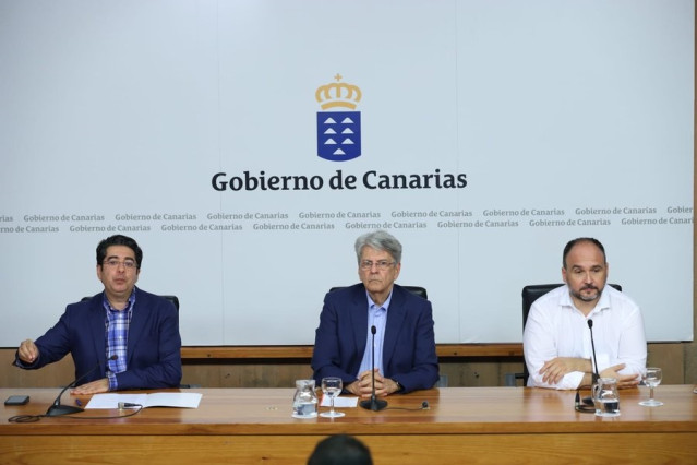 El presidente del Cabildo de Tenerife, Pedro Martín, el portavoz del Gobierno de Canarias, Julio Pérez y el consejero de Transición Ecológica del Gobierno de Canarias, José Antonio Valbuena, en una rueda de prensa para informar sobre el cero energético