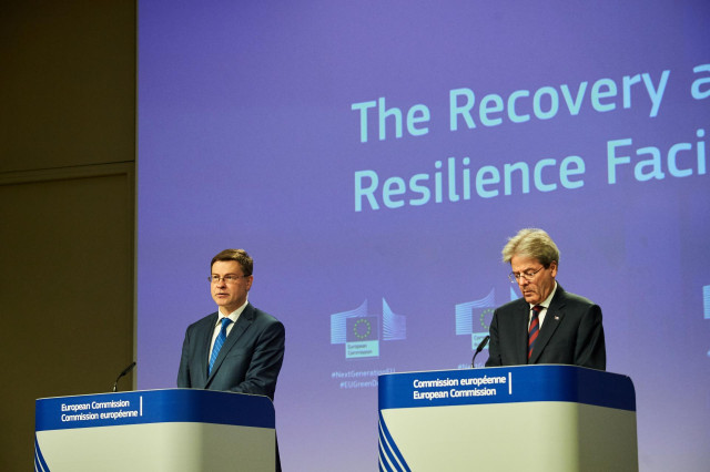 El vicepresidente económico del Ejecutivo comunitario, Valdis Dombrovskis (I), y el comisario de Economía, Paolo Gentiloni (D)