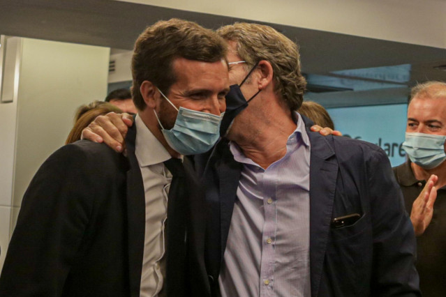 El presidente nacional del Partido Popular, Pablo Casado (1i) y el presidente de la Xunta de Galicia, Alberto Núñez Feijóo (2i) conversan durante la reunión del Comité Ejecutivo Nacional del Partido Popular en la sede nacional del partido, en Madrid (Espa