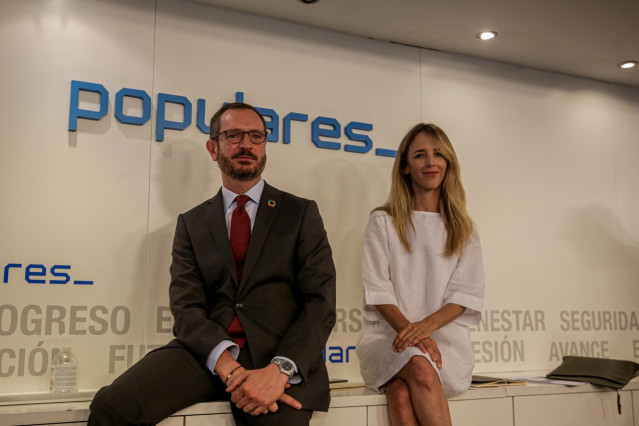Los portavoces del Partido Popular en el Senado, Javier Maroto (i) y en el Parlamento, Cayetana Álvarez de Toledo (d), posan durante la reunión del Comité Ejecutivo Nacional del Partido Popular en la sede nacional del partido, en Madrid (España), a 15 de