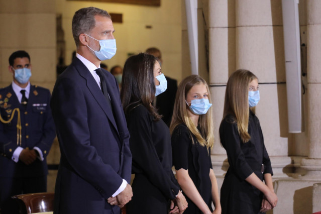 El Rey Felipe VI, la Reina Letizia, la princesa Leonor y la infanta Sofía asisten a la Santa Misa celebrada en recuerdo de todas las víctimas del COVID-19 en la Catedral de la Almudena, Madrid (España), a 6 de julio de 2020.