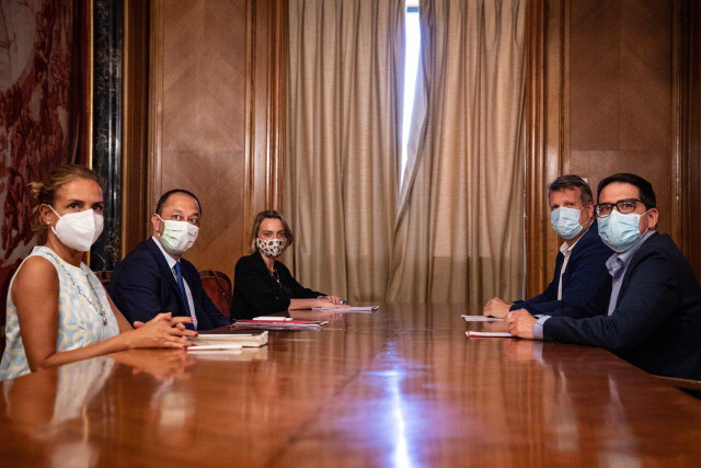 Reunión en el Congreso de los Diputados entre Susana Sumelzo, Alfonso Rodríguez Gómez de Celis (PSOE), Raquel González (PP), Carlos Cuadrado y José María Espejo-Saavedra (Ciudadanos) para hablar del Pacto Antitransfuguismo.