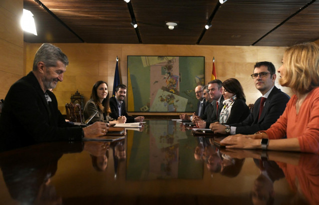 Despacho del Congreso, durante la reunión de la Comisión Permanente de Coordinación entre PSOE y Unidas Podemos, a la que han acudido entre otros, la portavoz del PSOE en el Congreso, Adriana Lastra (3d) y la  secretaria de Estado de la Agenda 2030, Ione