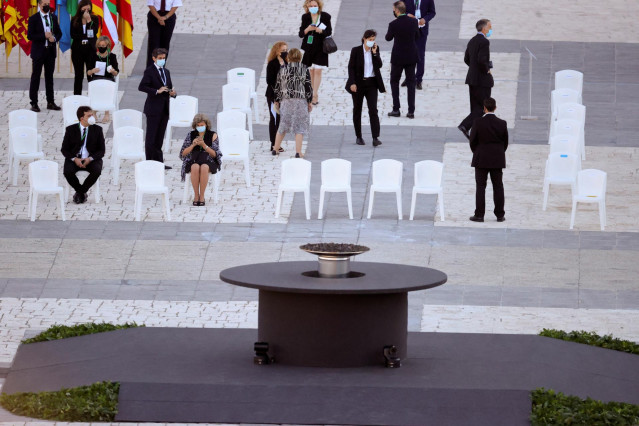 Los primeros asistentes a su llegada a la ceremonia de Estado para homenajear a las víctimas de la pandemia de Covid-19
