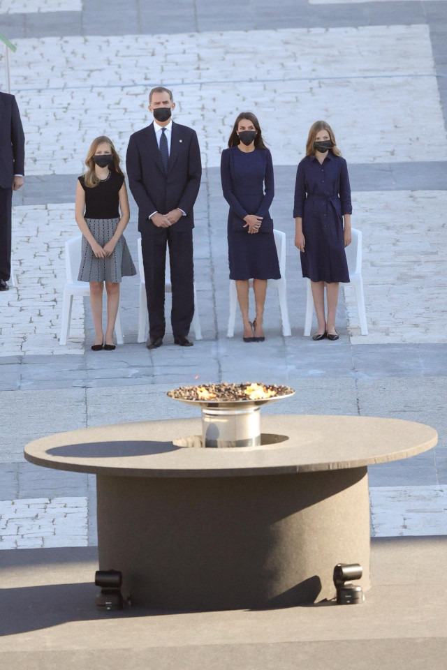 El rey Felipe VI (2i), la reina Letizia (2d), la infanta Sofía (d) y la Princesa de Asturias (i) al comienzo del homenaje de Estado a las víctimas de la pandemia de coronavirus celebrado en el Palacio Real de Madrid (España), a 16 de julio de 2020.