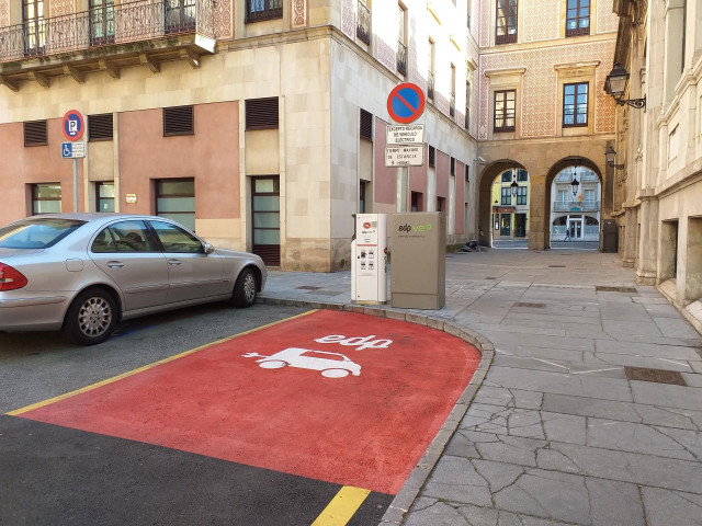 Plaza de aparcamiento para la recarga de vehículos eléctricos