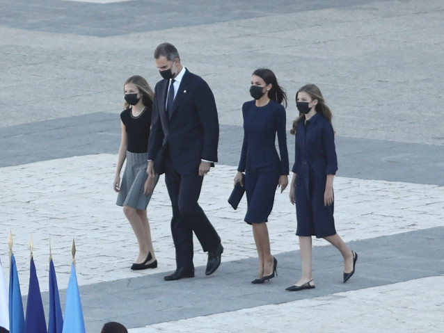 LOS REYES JUNTO A SUS HIJAS EN EL HOMANEJA A LAS VÍCTIMAS DE COVID-19