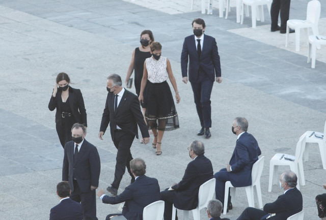 La presidenta de la Comunidad de Madrid, Isabel Díaz Ayuso (1i); el presidente de Canarias, Ángel Víctor Torres (4d); y la presidenta de Navarra, María Chivite (3d), entre otros presidentes autonómicos, a su llegada a la ceremonia de Estado para homenajea