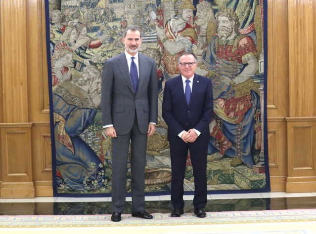 (I-D) El Rey Felipe VI recibe en audiencia al presidente de la Ciudad Autónoma de Melilla, Eduardo de Castro González, en el Palacio de la Zarzuela/Madrid a 28 de noviembre de 2019.