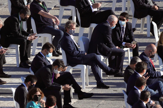 El director del Centro de Coordinación de Alertas y Emergencias Sanitarias del Ministerio de Sanidad, Fernando Simón, toma asiento a su llegada a la ceremonia de Estado para homenajear a las víctimas de la pandemia de Covid-19