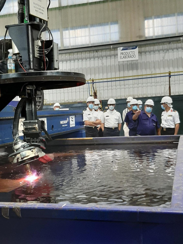 Corte de la primera chapa de la quinta corbeta del programa de Arabia en Navantia San Fernando