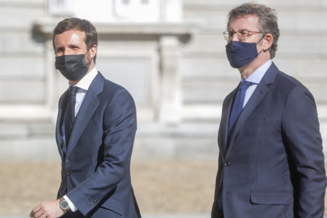 El presidente del Partido Popular, Pablo Casado, y el presidente de la Xunta de Galicia, Alberto Núñez Feijóo, tras la ceremonia de Estado para homenajear a las víctimas de la pandemia. Madrid, a 16 de julio de 2020.
