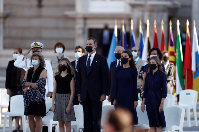 El rey Felipe VI, junto a la reina Letizia, la princesa de Asturias y la infanta Sofía, durante el minuto de silencio en el homenaje a las víctimas del Covid-19