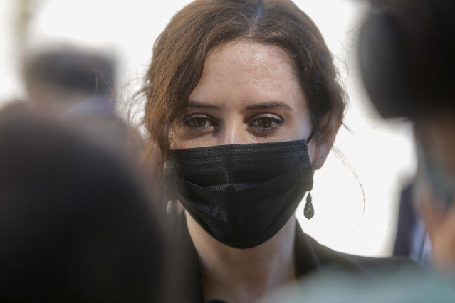 La presidenta de la Comunidad de Madrid, Isabel Díaz Ayuso, ofrece declaraciones tras la ceremonia de Estado para homenajear a las víctimas de la pandemia de Covid-19, celebrada en el Palacio Real de Madrid (España), a 16 de julio de 2020.