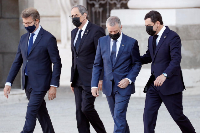 (I-D) El presidente de la Xunta de Galicia, Alberto Núñez Feijóo; el presidente de la Generalitat, Quim Torra; el lehendakari del Gobierno Vasco, Iñigo Urkullu; y el presidente de Andalucía, Juanma Moreno, a su llegada a la ceremonia de Estado para homena
