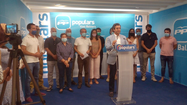 El presidente del PP, Biel Company, junto a alcaldes de municipios de Mallorca.
