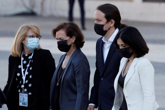 La vicepresidenta primera Carmen Calvo, el vicepresidente Pablo Iglesias y la ministra de Política Territorial y Función Pública, Carolina Darias, a su llegada al homenaje a las víctima en el Palacio Real de Madrid (España), a 16 de julio de 2020.
