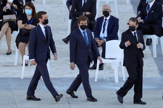 El presidente del PP, Pablo Casado; el alcalde de Madrid, José Luis Martínez-Almeida; y el alcalde de Vigo y presidente de la FEMP, Abel Caballero, a su llegada al homenaje a las víctimas. Madrid, a 16 de julio de 2020.