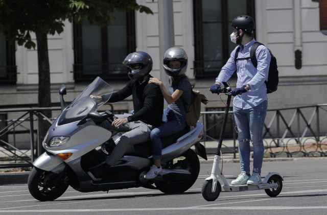 Una moto circulando por una calle de Madrid.