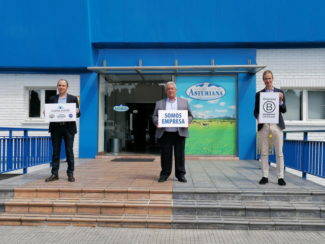 El  Presidente de Central Lechera Asturiana SAT, Alberto Alvarez, el Presidente de CAPSA FOOD, Bertino Velasco y el Director General de CAPSA FOOD, José Armando Tellado.