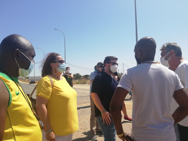 La portavoz del Grupo Parlamentario de Adelante Andalucía, Ángela Aguilera; la diputada María Gracia González; y el eurodiputado Miguel Urbán, en su visita a un asentamiento de Lepe (Huelva)