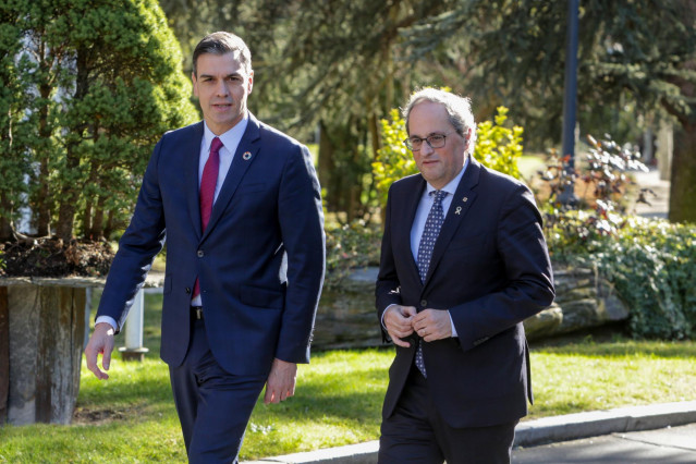 El presidente del Gobierno, Pedro Sánchez, junto al president de la Generalitat, Quim Torra, antes de comenzar la primera reunión de la mesa de diálogo entre ambos gobiernos en el Palacio de la Moncloa, el 26 de febrero de 2020.