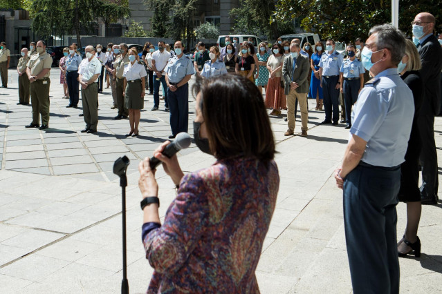 La ministra de Defensa, Margarita Robles, preside un minuto de silencio por las víctimas del Covid-19