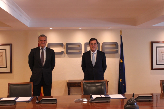 El presidente de la CEOE, Antonio Garamendi (dcha), y el presidente de PwC, Gonzalo Sánchez (izda)