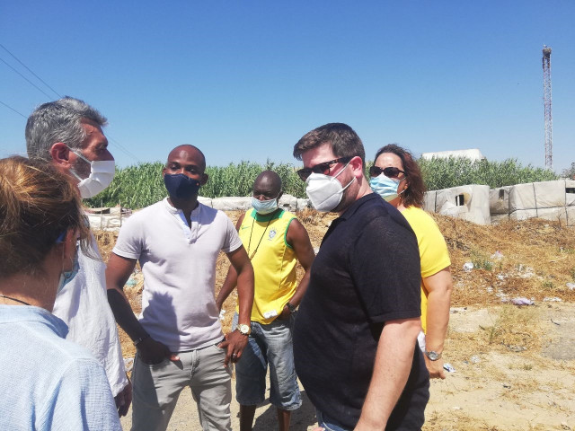 Miguel Urbán y Angela Aguilera, en su visita a un asentamiento de Lepe.