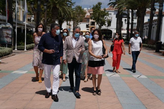 Elías Bendodo pasea por Nerja junto al alcalde, José Alberto Armijo, y la delegada de la Junta en Málaga, Patricia Navarro.