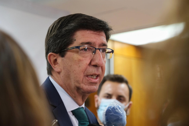 El vicepresidente de la Junta y consejero de Turismo, Regeneración, Justicia y Administración Local, Juan Marín, atiende a los medios.