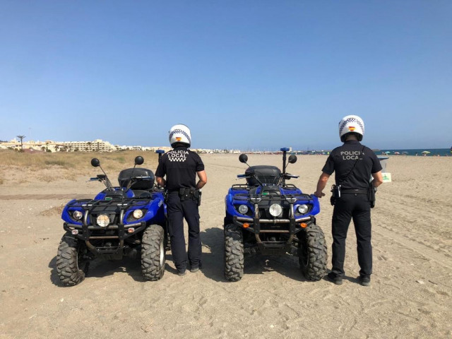 Policía Local de El Ejido vigila las playas en quad