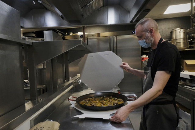 Rodrigo de la Calle, chef del El Invernadero y con una estrella Michelín, guarda en una caja una Paella Alicantina que acaba de preparar para llevar en su restaurante