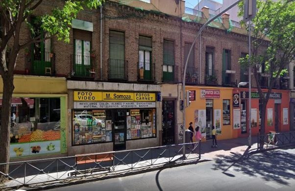 Edificio donde se halló a la mujer fallecida