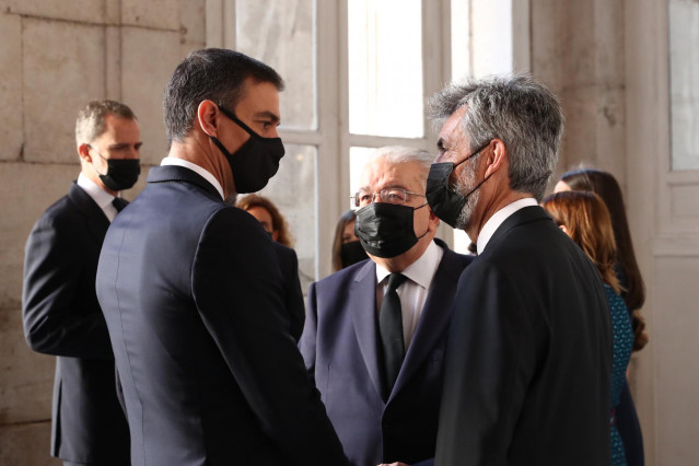 El presidente del Gobierno, Pedro Sánchez (1i), charla con el presidente del Tribunal Supremo y del Consejo General del Poder Judicial, Carlos Lesmes (1d), y con el presidente del Tribunal Constitucional, Juan José González Rivas (2d)