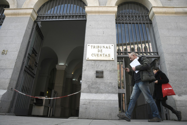 Un hombre pasa por la puerta principal del edificio del Tribunal de Cuentas en la Calle Fuecarral , número 81 de Madrid (España).