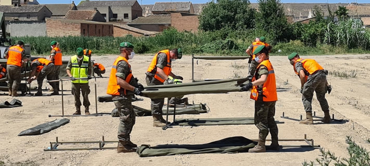 El Ejército ayuda a habilitar el pabellón para los temporeros que deben permanecer confinados