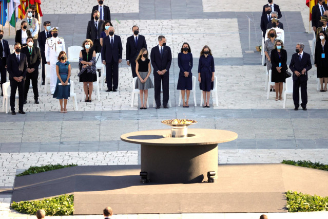 El presidente del Gobierno, Pedro Sánchez (i), el rey Felipe VI (3d), la reina Letizia (2d), la infanta Sofía (d) y la Princesa de Asturias (4d) momentos antes del comienzo del homenaje de Estado a las víctimas de la pandemia de coronavirus.